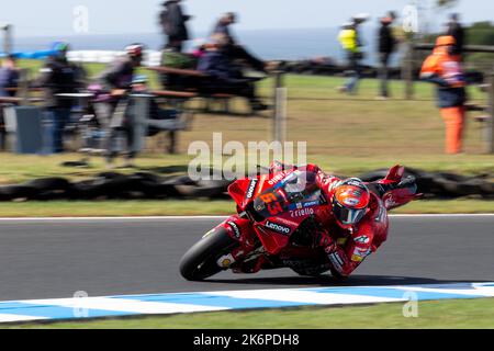 Phillip Island, Australie, 15 octobre 2022. Francesco Bagnaia d'Italie sur le Ducati Lenovo Team Ducati pendant la pratique libre MotoGP 3 au MotoGP australien 2022 au circuit de Phillip Island sur 15 octobre 2022 à Phillip Island, en Australie. Crédit : Dave Helison/Alamy Live News Banque D'Images