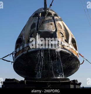 Les équipes de soutien élèvent le vaisseau spatial SpaceX Crew Dragon Freedom à bord du navire de récupération Megan peu après son atterrissage avec les astronautes de la NASA Kjell Lindgren, Robert Hines, Jessica Watkins et l'astronaute de l'Agence spatiale européenne Samantha Cristoforetti, à bord de l'océan Atlantique, au large des côtes de Jacksonville, en Floride, le vendredi 14 octobre 2022. Lindgren, Hines, Watkins et Cristoforetti reviennent après 170 jours dans l'espace dans le cadre des expéditions 67 et 68 à bord de la Station spatiale internationale. Credit: dpa Picture Alliance/Alay Live News Banque D'Images