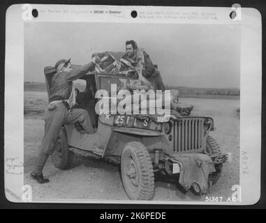 Les membres de l'équipage du bombardier moyen Martin B-26 Marauder, « Sad Sack », sont sur leur jeep pour une petite décade, où leur avion est déjà en train de se réchauffer pour la seconde Banque D'Images