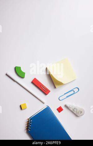 fournitures de bureau et papeterie avec articles en bois sur fond blanc. concept de bureau, de retour à l'école et d'éducation. Vue de dessus. Pose à plat. Banque D'Images