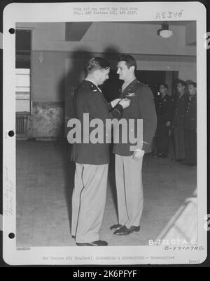 Un membre du groupe Bomb 91st reçoit un prix lors D'Une cérémonie dans une base aérienne en Angleterre. 28 octobre 1943. Banque D'Images