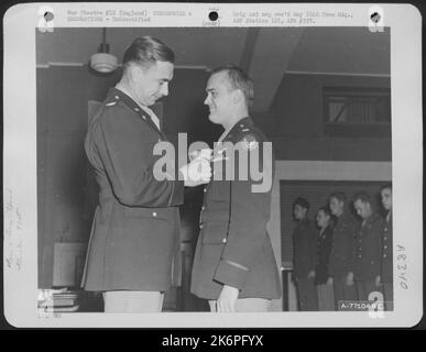 Un membre du groupe Bomb 91st reçoit un prix lors D'Une cérémonie dans une base aérienne en Angleterre. 3 juillet 1943. Banque D'Images