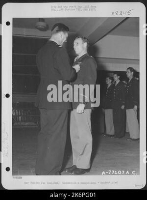 Un membre du groupe Bomb 91st reçoit un prix lors D'Une cérémonie dans une base aérienne en Angleterre. 28 octobre 1943. Banque D'Images