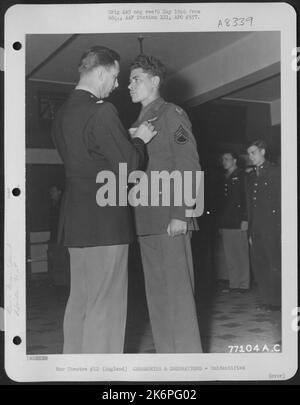 Un membre du groupe Bomb 91st reçoit un prix lors D'Une cérémonie dans une base aérienne en Angleterre. 3 juillet 1943. Banque D'Images