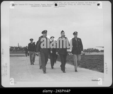 Le major général Lewis H. Brereton et le général Dwight D. Eisenhower se déroulent le 11 avril 1944 dans le cadre D'Une visite d'inspection de la base du groupe de bombarde 386th à Great Dunmow, Essex, Angleterre. Banque D'Images