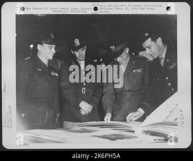 Le major général Lewis H. Brereton et le général Dwight D. Eisenhower se déroulent le 11 avril 1944 dans le cadre D'Une visite d'inspection de la base du groupe de bombarde 386th à Great Dunmow, Essex, Angleterre. Banque D'Images