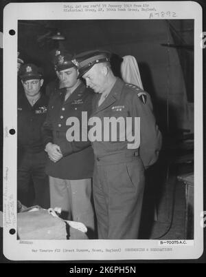 Le major général Lewis H. Brereton et le général Dwight D. Eisenhower se déroulent le 11 avril 1944 dans le cadre D'Une visite d'inspection de la base du groupe de bombarde 386th à Great Dunmow, Essex, Angleterre. Banque D'Images