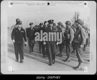 Le général de division Lewis H. Brereton et le général Dwight D. Eisenhower révisent les troupes du Groupe de la bombe de 386th lors d'une visite d'inspection de la base à Great Dunmow, Essex, Angleterre, le 11 avril 1944. Banque D'Images