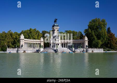 Editorial Madrid, Espagne - 20 septembre 2022: Le lac de plaisance du parc Retiro à Madrid, Espagne. Banque D'Images