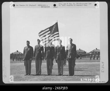 Les cinq premiers hommes du Commandement du Service de la Force aérienne de 8th à recevoir des décorations sont (de gauche à droite) le major Allen G. Russell, N. Hollywood, Californie; le capitaine James D. Briggs, Great Falls, Montana; 1st le lieutenant Clarence P. Gisel, Hutchinson, Kansas; 1st le lieutenant John R. O'B. Banque D'Images