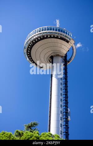 Editorial Madrid, Espagne - 30 septembre 2022: Le Faro de Moncloa, une tour de 92 mètres de haut avec une terrasse d'observation à la Plaza de Moncloa à Madrid, S Banque D'Images