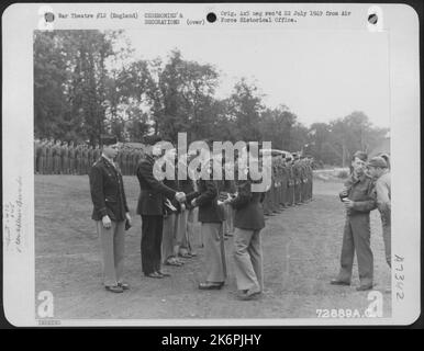 Les membres du 645th Bomb Squadron, 410th Bomb Group, reçoivent des prix lors D'Une cérémonie dans Une base aérienne de 9th en Angleterre. 1 août 1944. Banque D'Images