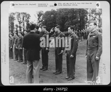 Les membres du 645th Bomb Squadron, 410th Bomb Group, reçoivent des prix lors D'Une cérémonie dans Une base aérienne de 9th en Angleterre. 1 août 1944. Banque D'Images