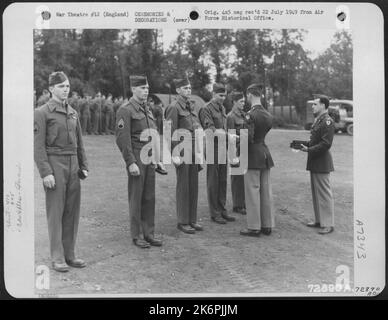 Les membres du 645th Bomb Squadron, 410th Bomb Group, reçoivent des prix lors D'Une cérémonie dans Une base aérienne de 9th en Angleterre. 1 août 1944. Banque D'Images