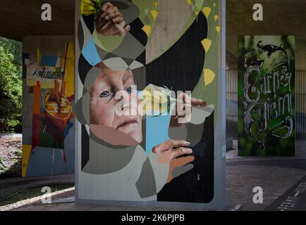 Peintures murales, peintures sur des piliers en béton sous un pont autoroutier dans le cadre de la galerie Upside de Bournemouth au Royaume-Uni Banque D'Images