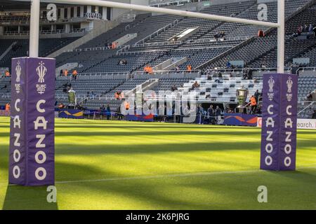 Une vue des copies géantes des trois coupes du monde de rugby dans les bâtons de Cazoo pendant la coupe du monde de rugby 2021 match Angleterre contre Samoa à St. James's Park, Newcastle, Royaume-Uni, 15th octobre 2022 (photo de Mark Cosgrove/News Images) Banque D'Images