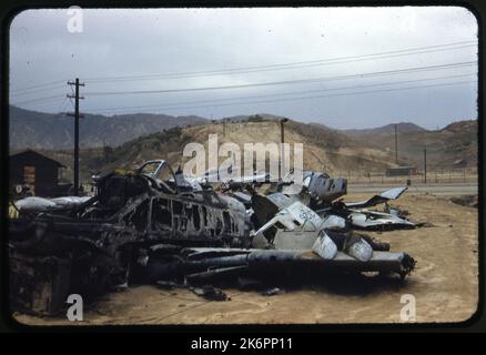 Les restes charmés d'un Mustang nord-américain de F051 dans la 'cour osseuse'. Les parties des autres F-51 Mustangs et Mk. IVS s'affiche. Les numéros de série KM326 et KM370 sont visibles sur les débris des avions de la Force aérienne sud-africaine. Les restes charmés d'un Mustang nord-américain de F051 dans la 'cour osseuse'. Les parties des autres F-51 Mustangs et Mk. IVS s'affiche. Les numéros de série KM326 et KM370 sont visibles sur les débris des avions de la Force aérienne sud-africaine. Banque D'Images