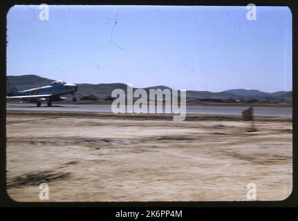 Vue du côté droit d'un F-86D Sabre nord-américain. Le train d'atterrissage avant n'est pas au sol. Vue du côté droit d'un F-86D Sabre nord-américain. Le train d'atterrissage avant n'est pas au sol. Banque D'Images