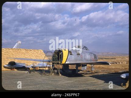 Vue arrière de trois quarts droite du fuselage avant d'une sabre F-86 nord-américaine, sans le moteur. Vue arrière de trois quarts droite du fuselage avant d'une sabre F-86 nord-américaine, sans le moteur. Banque D'Images