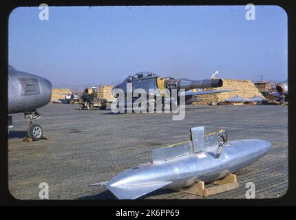La plupart des F-86 Sabre nord-américains (n/s 51-2737; n/s 172-20) sont remorqués par un petit tracteur. Le fuselage de la queue a été retiré pour révéler le moteur. Au premier plan, un réservoir de carburant externe repose sur le sol. La plupart des F-86 Sabre nord-américains (n/s 51-2737; n/s 172-20) sont remorqués par un petit tracteur. Le fuselage de la queue a été retiré pour révéler le moteur. Au premier plan, un réservoir de carburant externe repose sur le sol. Banque D'Images