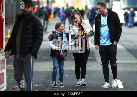 Les fans de Burnley arrivent à l'extérieur du stade avant le match du championnat Sky Bet à Turf Moor, Burnley. Date de la photo: Samedi 15 octobre 2022. Banque D'Images