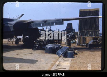 Les réparateurs travaillent sur les deux moteurs d'un envahisseur Douglas RB-26C, qui ont été retirés de l'avion lui-même. En arrière-plan, la queue d'un RB-26C est visible (n/s 44-35323; n/c 28602). Les réparateurs travaillent sur les deux moteurs d'un envahisseur Douglas RB-26C, qui ont été retirés de l'avion lui-même. En arrière-plan, la queue d'un RB-26C est visible (n/s 44-35323; n/c 28602). Banque D'Images