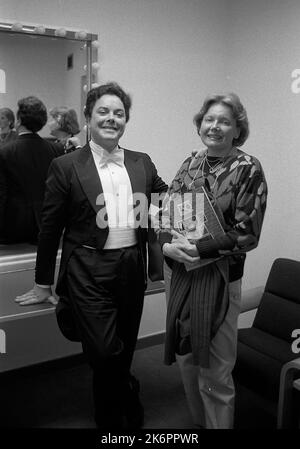 Bruno Leonardo Gelber, pianiste classique argentin avec fan, à son camerino lors d'un concert avec le London Symphony Orchestra, Londres, Angleterre, 1991 Banque D'Images