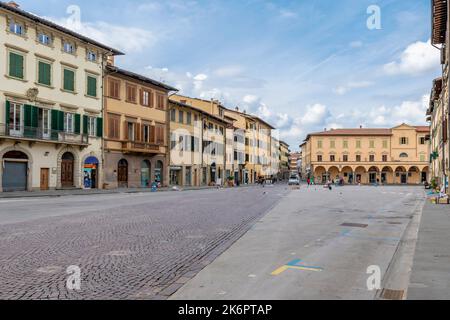 Piazza Marsilio Ficino Square à Figline Valdarno, Florence, Italie, est le siège du marché qui a lieu ici tous les mardis matin Banque D'Images