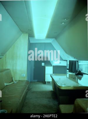 Le quartier exécutif de « l'indépendance ». Le quartier exécutif de « l'indépendance ». « En regardant vers l'arrière dans le bureau exécutif de L'INDÉPENDANCE, mission spéciale DC-6 (désignation de l'armée C-118), montrant une chaise pivotante et inclinable face à une table de conférence en acajou blanchi sur laquelle le Grand Sceau des États-Unis est incrusté dans le bois naturel. Le lit-divan intégré à gauche est recouvert de peaux d'élan naturel. La porte arrière mène au dressing privé et à droite de la porte se trouve un dossier.'. 1940 - 1980. Archives nationales du parc College - Archives II (College Park, MD). Roue de secours Banque D'Images