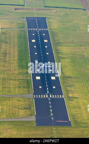 Vue aérienne, piste, décollage de l'avion, aéroport de Dortmund, Wickede, Dortmund, région de la Ruhr, Rhénanie-du-Nord-Westphalie, Allemagne, DE, Aéroport de Dortmund (DTM), UE Banque D'Images