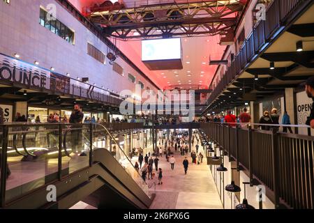 Londres, Royaume-Uni. 14th octobre 2022. 14th octobre 2022, Londres, Royaume-Uni. La promenade publique autour d'une turbine Hall B récemment ouverte lors de la réouverture de la centrale électrique de Battersea. L'ancienne centrale qui avait été désutilisée depuis 40 ans a été rédéveloppée en un espace de shopping, de logement et d'événements crédit: Isles Images/Alay Live News Banque D'Images