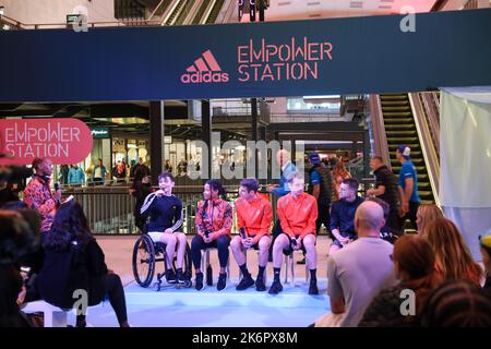 Londres, Royaume-Uni. 14th octobre 2022. 14th octobre 2022, Londres, Royaume-Uni. Addias Icons Panel talk présentant Max Whitlock, Jazmin Sawyers, Lauren Rowles et Alistair et Jonny Brownlee dans le hall B de turbine nouvellement ouvert, lors de la réouverture de la centrale électrique de Battersea. L'ancienne centrale qui avait été désutilisée depuis 40 ans a été rédéveloppée en un espace de shopping, de logement et d'événements. Credit: Isles Images / Alamy Live News Banque D'Images