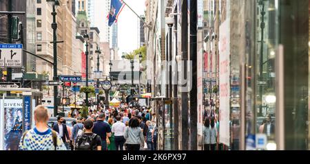 New York, Etats-Unis - 18 septembre 2022: Les gens qui marchent dans les rues bondées de New York Banque D'Images