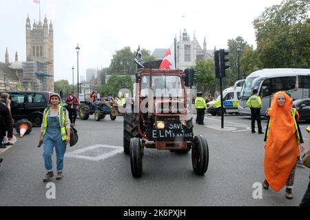 Westminster, Londres, Royaume-Uni. 15th octobre 2022. Les agriculteurs et les ouvriers agricoles protestent à travers Londres, exigeant plus d'ambition du gouvernement sur les futures politiques alimentaires et agricoles.Credit: Matthew Chattle/Alamy Live News Banque D'Images