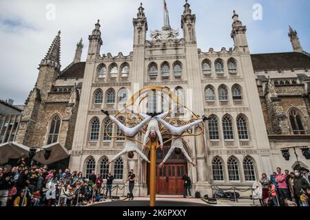 Londres UK 15 Oct 2022 le Golden Key est un événement spectaculaire qui transforme la City de Londres avec des théâtres, des jeux et des performances pour tous les âges. Des familles aux fans de théâtre. Paul Quezada-Neiman/Alamy Live News Banque D'Images