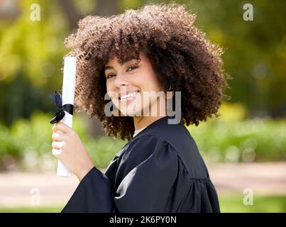 Tout mon travail acharné a mené à cette occasion joyeuse. Portrait d'une jeune femme titulaire de son diplôme le jour de la remise des diplômes. Banque D'Images