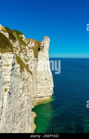 Promenade sur la plage sur la magnifique côte albâtre près d'Étretat - Normandie - France Banque D'Images