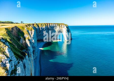 Promenade sur la plage sur la magnifique côte albâtre près d'Étretat - Normandie - France Banque D'Images