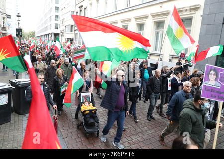 Bruxelles, Belgique. 15th octobre 2022. L'illustration montre une manifestation pour soutenir le peuple iranien, à Bruxelles, le samedi 15 octobre 2022. Plus de 200 personnes ont été tuées dans des manifestations en Iran après la mort de Mahsa Amini, 22 ans. Le mouvement de protestation en Iran a commencé après la mort d'Amini à l'hôpital. Elle avait été arrêtée pour ne pas avoir suivi le code vestimentaire strict en république islamique. Malgré des centaines d'arrestations, le mouvement de protestation ne s'affaiblit pas, souvent avec le slogan «femme, vie, liberté». BELGA PHOTO NICOLAS MATERLINCK crédit: Belga News Agency/Alay Live News Banque D'Images