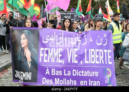 Bruxelles, Belgique. 15th octobre 2022. L'illustration montre une manifestation pour soutenir le peuple iranien, à Bruxelles, le samedi 15 octobre 2022. Plus de 200 personnes ont été tuées dans des manifestations en Iran après la mort de Mahsa Amini, 22 ans. Le mouvement de protestation en Iran a commencé après la mort d'Amini à l'hôpital. Elle avait été arrêtée pour ne pas avoir suivi le code vestimentaire strict en république islamique. Malgré des centaines d'arrestations, le mouvement de protestation ne s'affaiblit pas, souvent avec le slogan «femme, vie, liberté». BELGA PHOTO NICOLAS MATERLINCK crédit: Belga News Agency/Alay Live News Banque D'Images