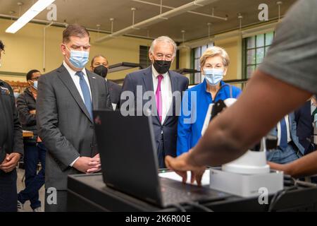 Boston, États-Unis. 14th octobre 2022. Boston, États-Unis. 14 octobre 2022. Marty Walsh, secrétaire américain du travail, à gauche, le sénateur Ed Markey et la sénatrice Elizabeth Warren, à droite, regardent une démonstration de robotique lors d'une visite de l'Institut de technologie Benjamin Franklin Cummings, 14 octobre 2022, à Boston, Massachusetts. Crédit : Scott Eisen/Département du travail/Alay Live News Banque D'Images