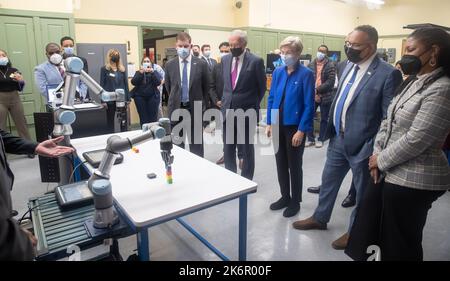 Boston, États-Unis. 14th octobre 2022. Boston, États-Unis. 14 octobre 2022. Des représentants du gouvernement fédéral des États-Unis regardent une démonstration de robotique lors d'une visite de l'Institut de technologie Benjamin Franklin Cummings, à 14 octobre 2022, à Boston, dans le Massachusetts. Debout de gauche à droite : Marty Walsh, secrétaire du travail des États-Unis, les sénateurs Ed Markey, Elizabeth Warren, Miguel Cardona, secrétaire de l'éducation, et Aisha Francis, PDG de BFIT. Crédit : Joshua Hoover/Département de l'éducation/Alamy Live News Banque D'Images