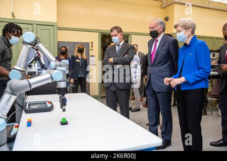 Boston, États-Unis. 14th octobre 2022. Boston, États-Unis. 14 octobre 2022. Marty Walsh, secrétaire américain du travail, à gauche, le sénateur Ed Markey et la sénatrice Elizabeth Warren, à droite, regardent une démonstration de robotique lors d'une visite de l'Institut de technologie Benjamin Franklin Cummings, 14 octobre 2022, à Boston, Massachusetts. Crédit : Scott Eisen/Département du travail/Alay Live News Banque D'Images