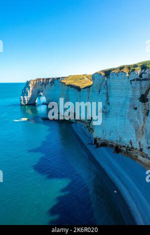 Promenade sur la plage sur la magnifique côte albâtre près d'Étretat - Normandie - France Banque D'Images