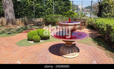 une fontaine qui, au lieu de l'eau, fait sortir du vin Banque D'Images