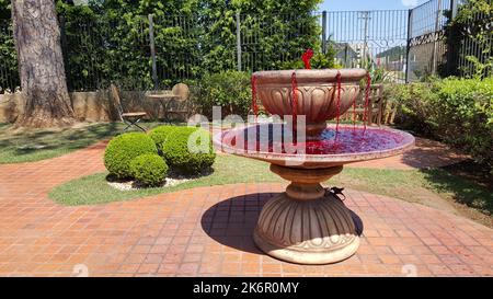 une fontaine qui, au lieu de l'eau, fait sortir du vin Banque D'Images