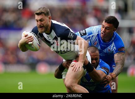 Elliott Whitehead, de l'Angleterre, est attaqué par Jaydn su'a et Junior Paulo de Samoa lors du match de la coupe du monde de rugby à XV au St James' Park, Newcastle upon Tyne. Date de la photo: Samedi 15 octobre 2022. Banque D'Images