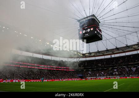 Francfort, Hesse, Allemagne. 15th octobre 2022. La fumée de la zone de ventilation Bayer Leverkusen engloutit le stade du match Eintracht Frankfurt contre Bayer Leverkusen Bundesliga au Deutsche Bank Park de Francfort, en Allemagne, sur 15 octobre 2022. (Credit image: © Kai Dambach/ZUMA Press Wire) Credit: ZUMA Press, Inc./Alamy Live News Banque D'Images