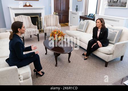 Washington DC, États-Unis. 14th octobre 2022. Washington, États-Unis d'Amérique. 14 octobre 2022. Le vice-président américain Kamala Harris tient une réunion en face à face avec l'actrice britannique iranienne Nazanin Boniadi, à gauche, pour discuter des manifestations de Mahsa Amini en Iran à la Maison Blanche, 14 octobre 2022 à Washington, DC Credit: Lawrence Jackson/White House photo/Alay Live News Banque D'Images