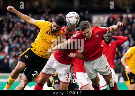 Diego Costa de Wolverhampton Wanderers lutte pour le ballon avec Steve Cook de Nottingham Forest et Ryan Yates (à droite) lors du match de la Premier League au stade Molineux, Wolverhampton. Date de la photo: Samedi 15 octobre 2022. Banque D'Images